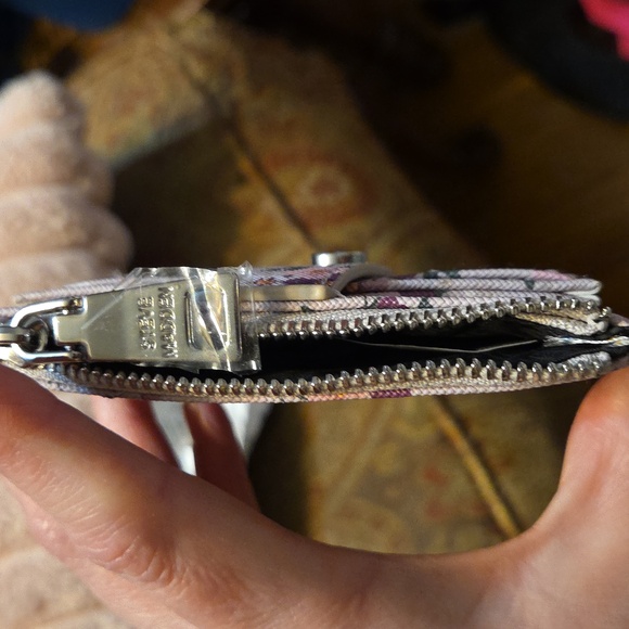 Steve Madden Pink Floral Card Holder EUC - Picture 12 of 12